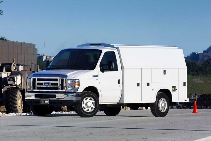 Una Ford E-Series Cutaway 2024 con ruedas traseras simples con mejora de carrocería para contratistas