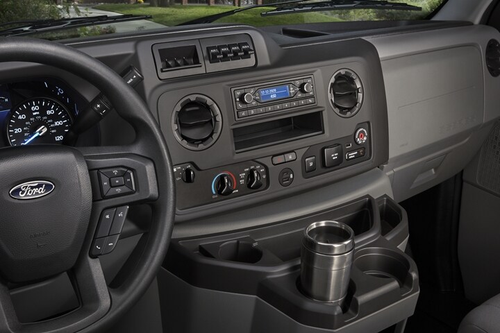 Primer plano del panel central y volante de la Ford E-Series 2024