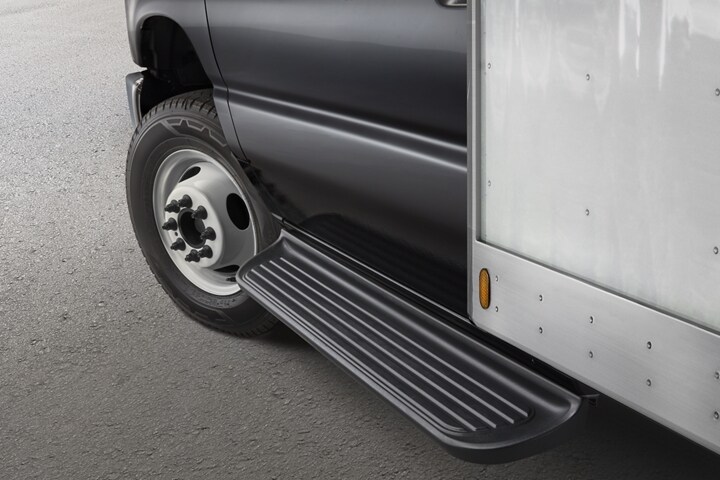 Primer plano de los escalones laterales disponibles en la Ford E-Series Cutaway 2024