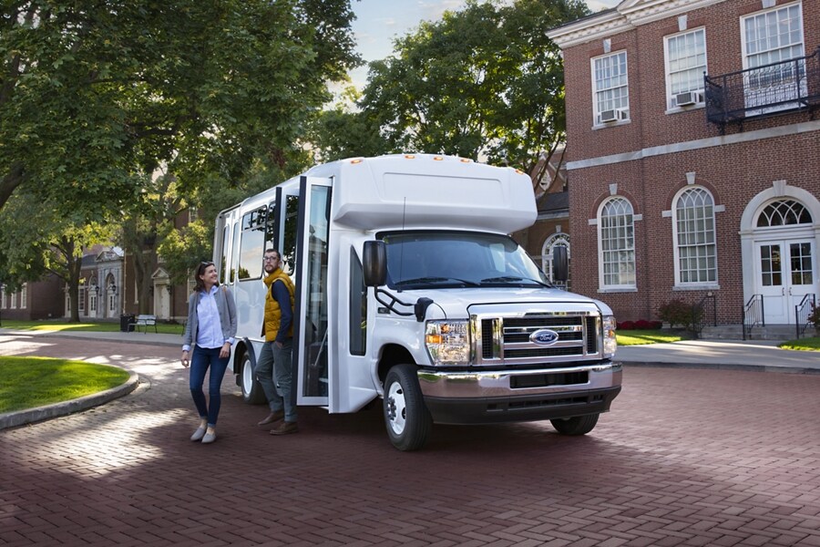 Personas bajando de una Ford E-Series Cutaway 2024 con carrocería de autobús de traslado