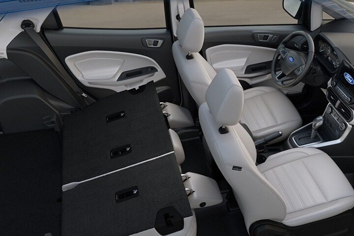 Interior de una Ford EcoSport 2021 en Light Stone Gray con los asientos traseros plegados planos con separación 60 40 vistos desde arriba