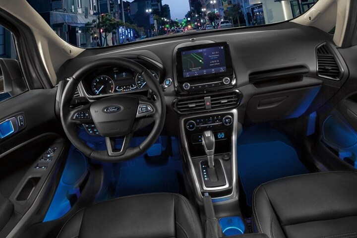 Interior de la Ford EcoSport 2021 con Volante Forrado de Cuero, Perilla de Palanca de Cambios e Iluminación Ambiental