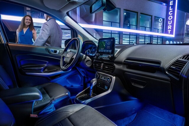 El interior de la Ford EcoSport 2021 con iluminación ambiental disponible