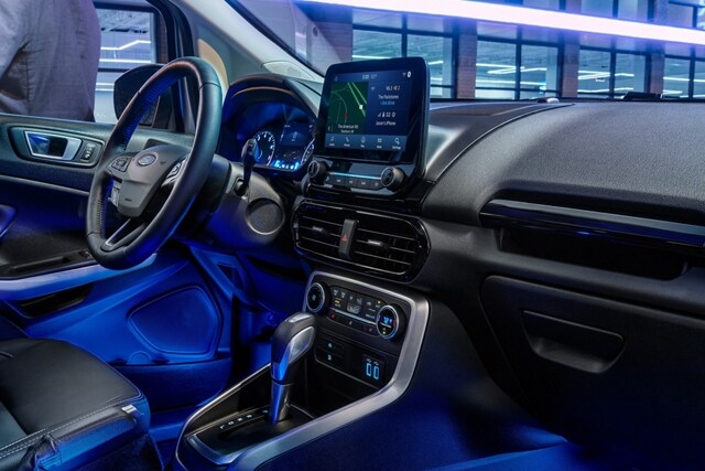 Interior de una Ford EcoSport 2021 con pantalla táctil de ocho pulgadas disponible