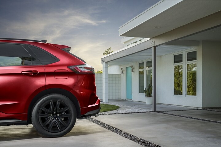 Imagen trasera de una Ford Edge ST-Line 2022 estacionada en la entrada de una casa