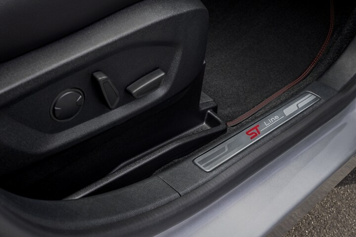 Primer plano de la palanca de ajuste del asiento de una Ford Edge ST 2022