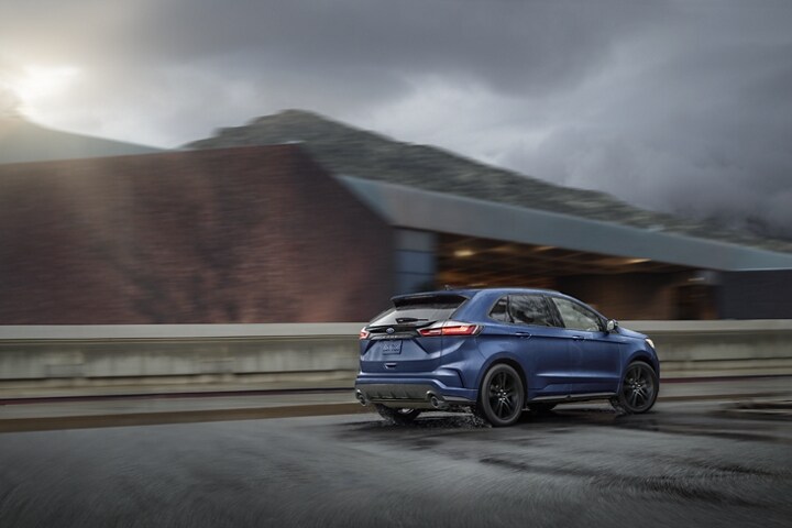 Una Ford Edge 2022 en Atlas Blue andando por una carretera