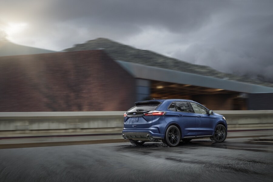 Una Ford Edge 2022 andando por una carretera