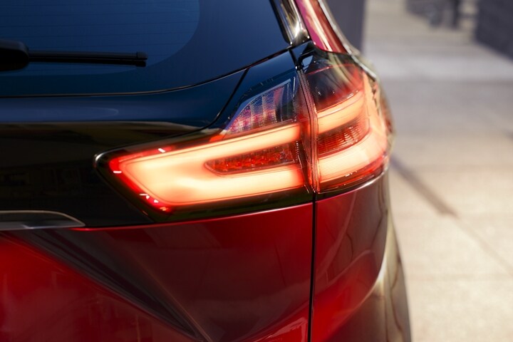 Primer plano de los faros traseros LED con señal de giro en Amber de una Ford Edge 2022