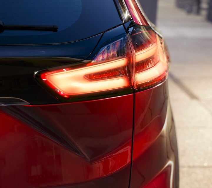 Luces traseras de una Ford Edge 2022 en Rapid Red