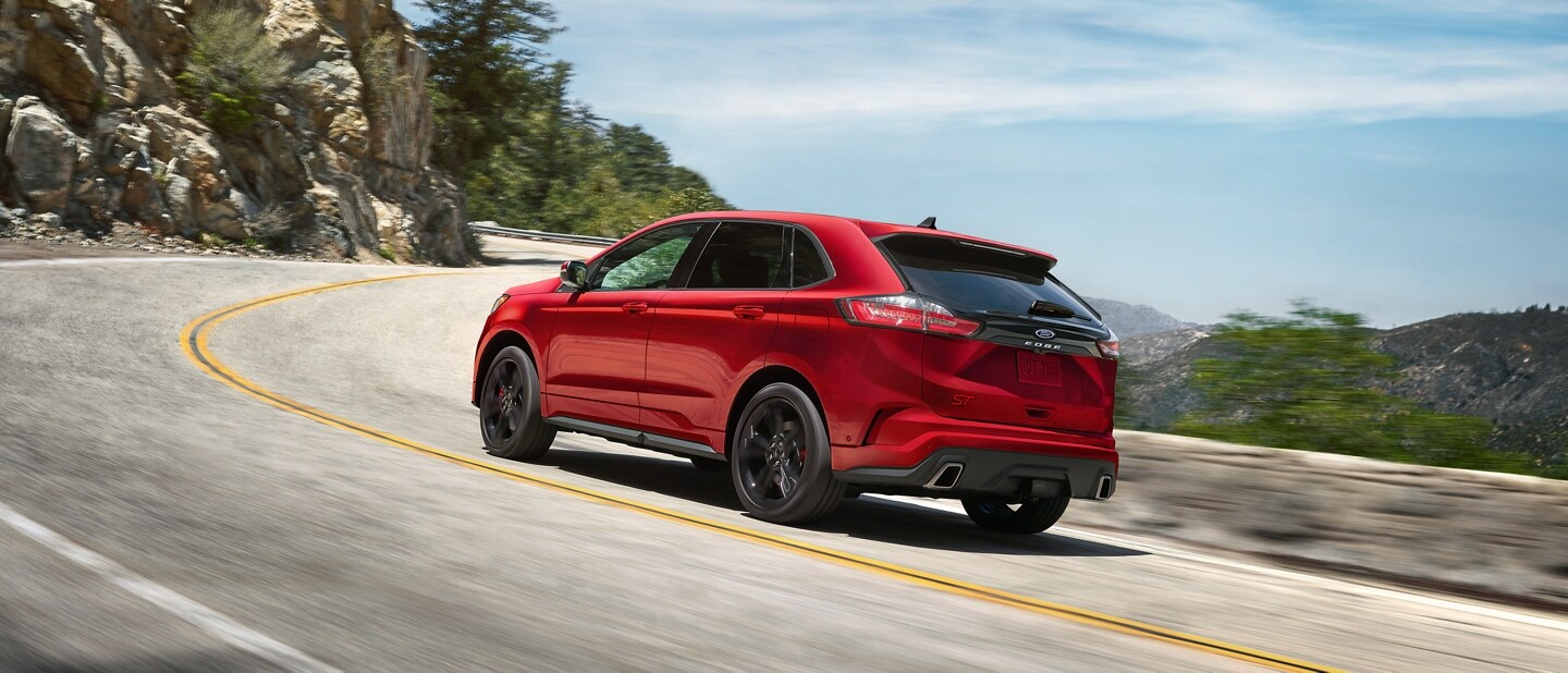 Una Ford Edge 2022 en Rapid Red tomando una curva