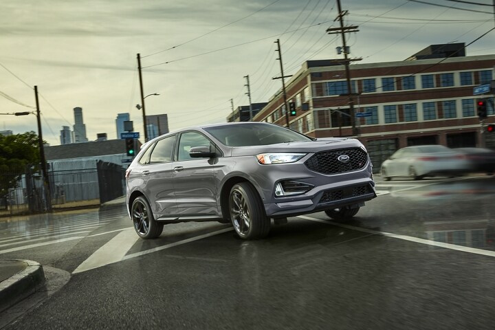 Una Ford Edge ST 2022 doblando a la derecha