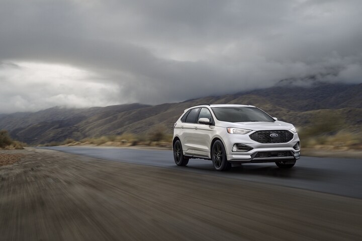 Una Ford Edge ST-Line 2022 andando por un camino desértico