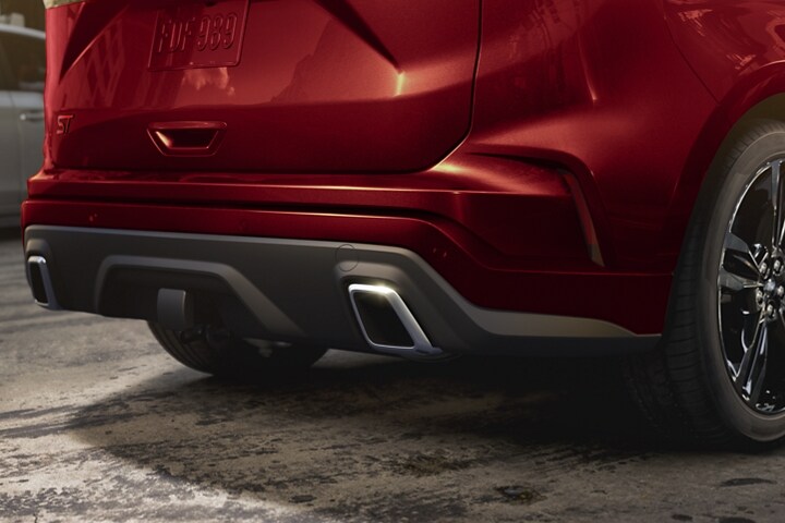 Primer plano del escape doble de una Ford Edge 2022