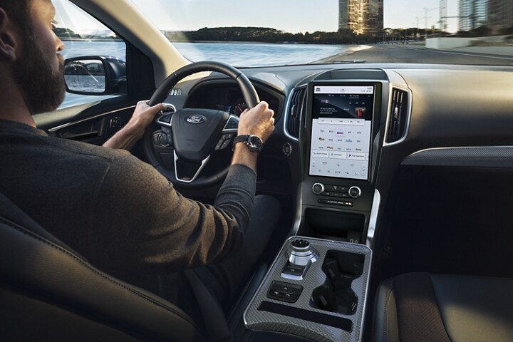 Interior de una Ford Edge Titanium 2022 con iluminación ambiental