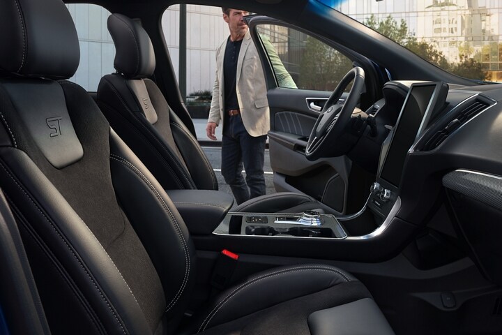 Interior de una Ford Edge 2022 con asientos tapizados en cuero e inserciones perforadas Miko®