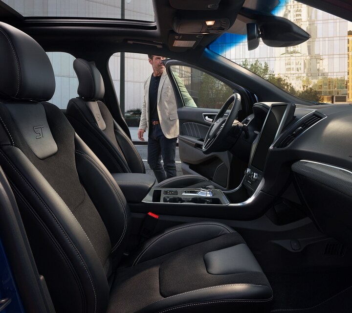 Hombre cerrando la puerta de una Ford Edge ST 2022