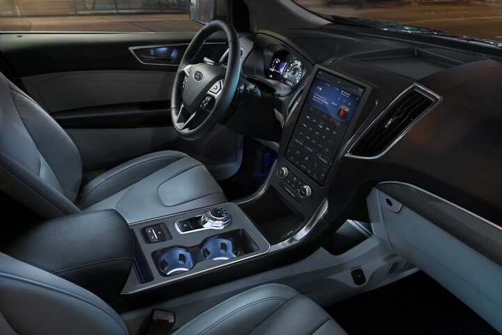 Interior de una Ford Edge Titanium 2022 con iluminación ambiental