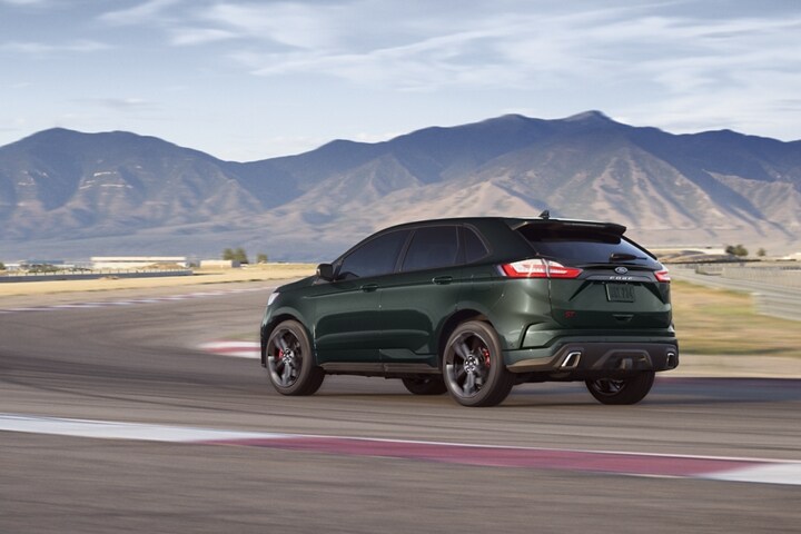 Una Ford Edge 2022 andando por un camino desértico con montañas de fondo