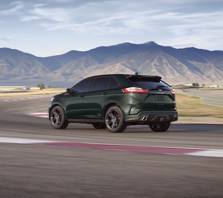 Una Ford Edge 2022 en Forged Green andando por una autopista con curvas