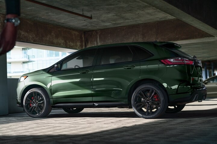 Una Ford Edge ST 2022 en Forged Green en un estacionamiento