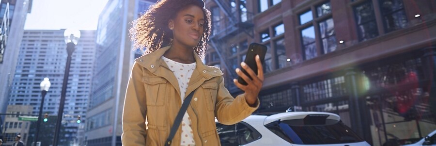 Mujer en la ciudad usando su smartphone