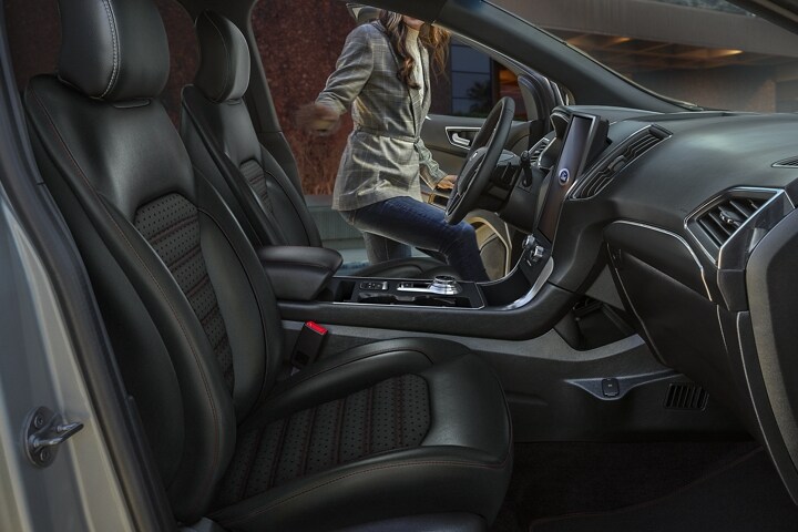 Interior de una SUV Ford Edge® ST-Line 2023 con una mujer sentada en el asiento del conductor