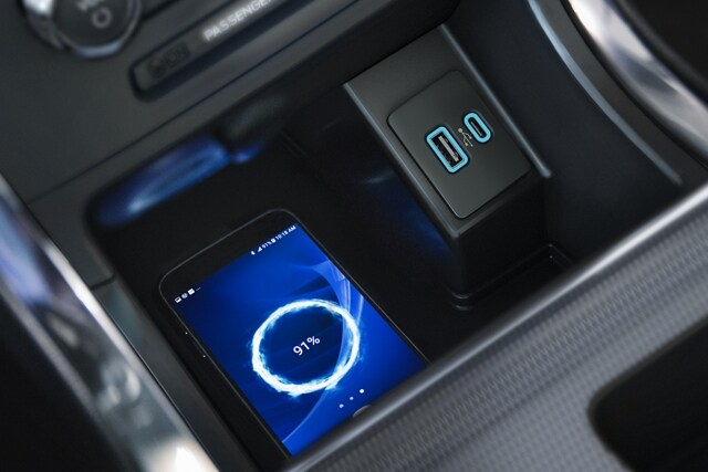 Un smartphone en la base de carga inalámbrica de una SUV Ford Edge® 2023
