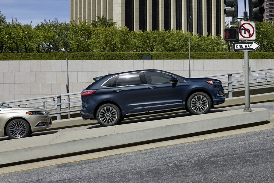 Una SUV Ford Edge® 2023 en Stone Blue estacionada en una colina empinada