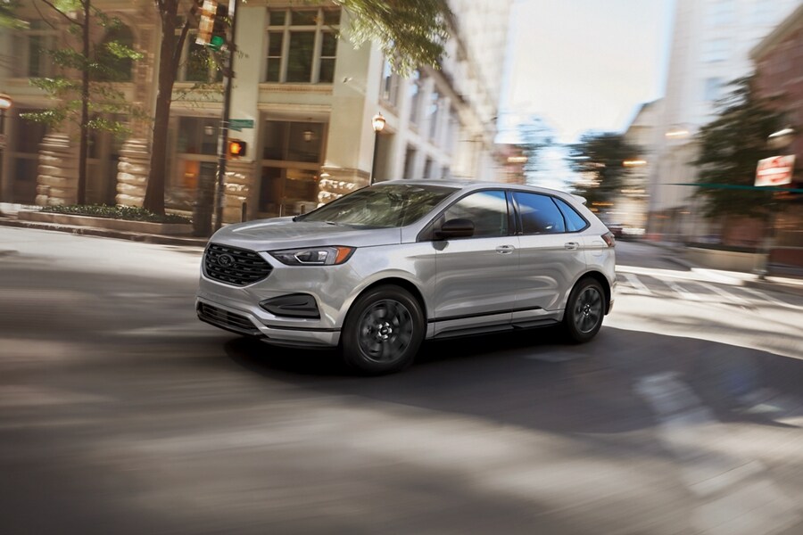 Una Ford Edge® SE 2023 en Iconic Silver con Paquete de Apariencia Black