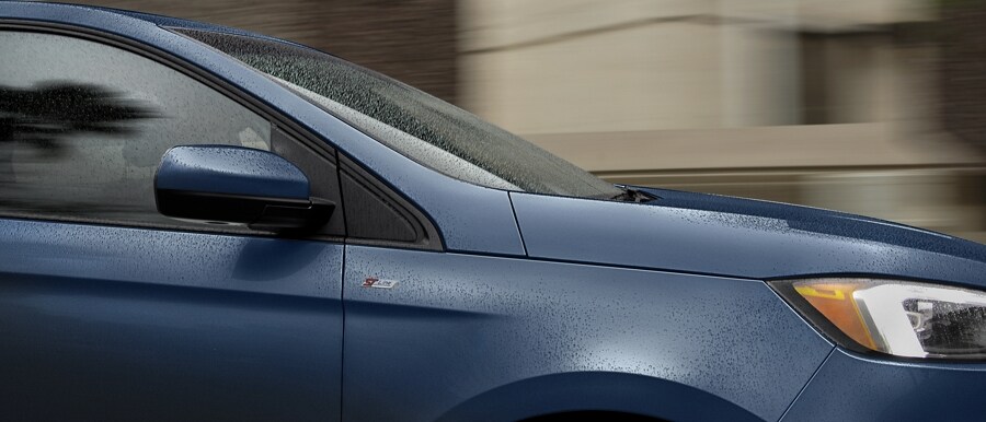 Primer plano del emblema ST-Line en una SUV Ford Edge® 2023 en Stone Blue