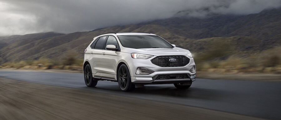 Un modelo Ford Edge® ST-Line 2023 en Iconic Silver andando por un camino desértico