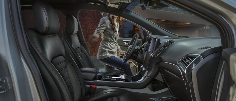 Interior de una Ford Edge® ST-Line 2023 mientras una mujer entra en el vehículo