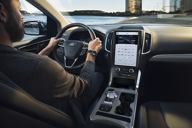 Interior de una SUV Ford Edge® 2023 con consola con pantalla táctil SYNC® 4A