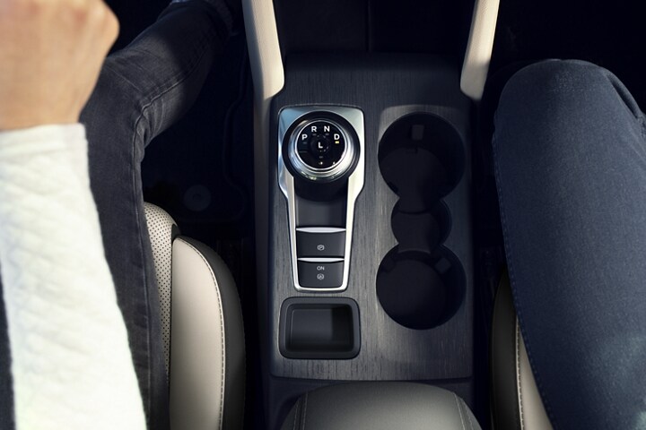 Vista interior de una Ford Escape® 2023 que muestra el dial giratorio de la palanca de cambios