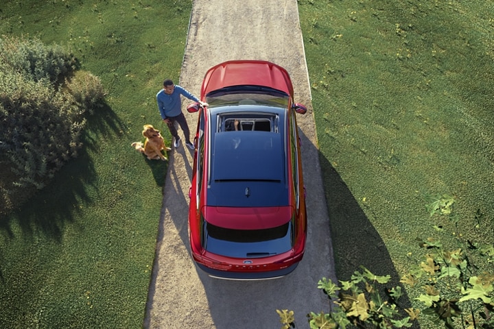Una Ford Escape® 2023 en Rapid Red Metallic Tinted Clearcoat con el techo panorámico abierto
