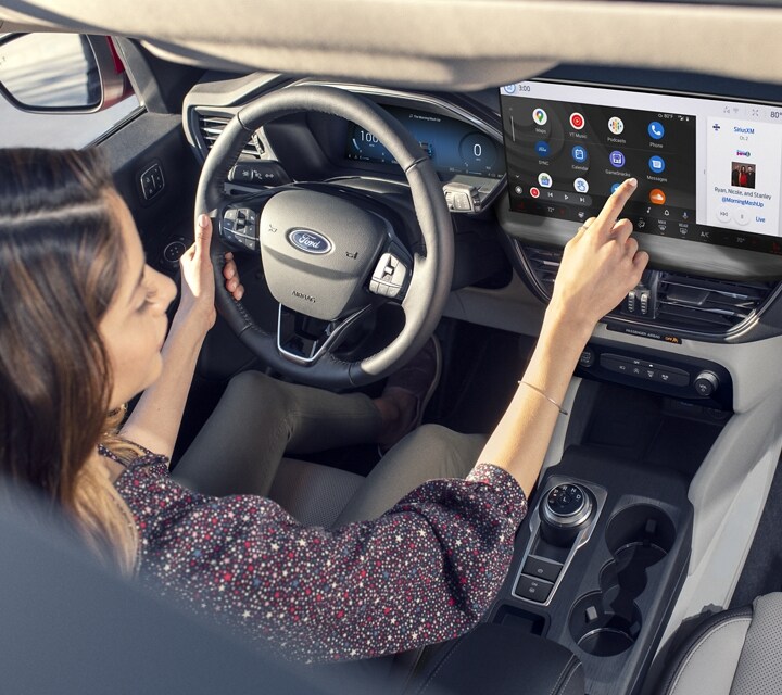 La pantalla táctil disponible de 13.2 pulgadas en una Ford Escape® 2023