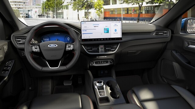 Vista interior de una Ford Escape® 2023 que muestra la pantalla con Alexa integrada