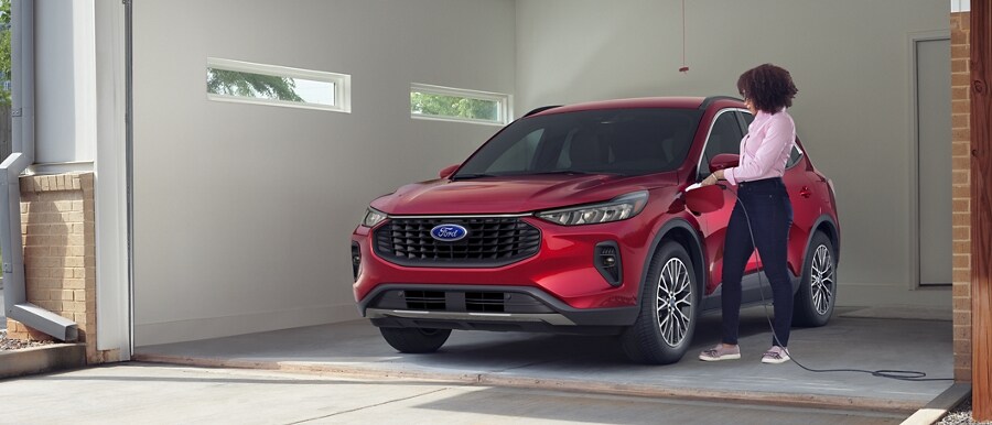 Una Ford Escape® 2023 en Rapid Red Metallic Tinted Clearcoat en un garaje residencial