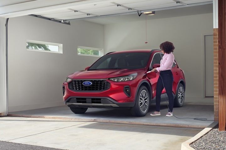 Una Ford Escape® 2023 en Rapid Red Metallic Tinted Clearcoat en un garaje residencial