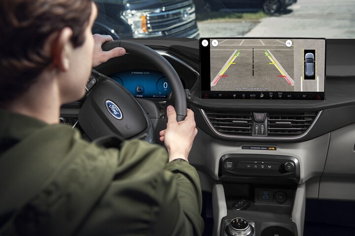 Vista interior de una Ford Escape® 2023 con la imagen de la cámara que se muestra en la pantalla