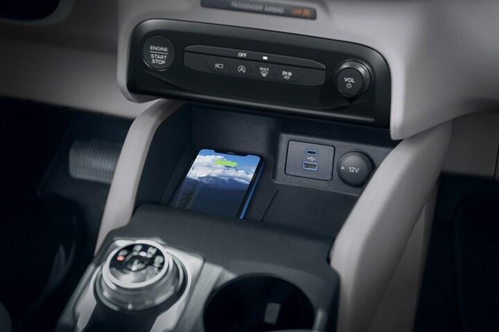 Vista interior de una Ford Escape® 2023 que muestra un teléfono cargándose en la base de carga inalámbrica