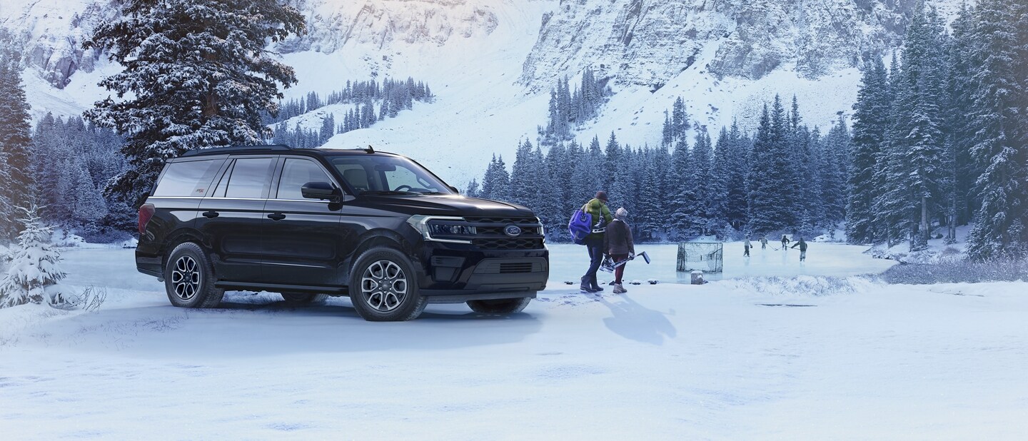 Una SUV Ford Expedition 2023 estacionada en un entorno nevado