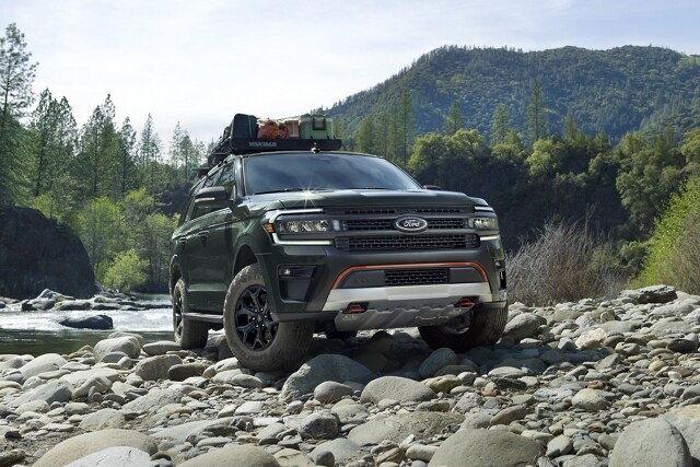 Una SUV Ford Expedition 2023 subiendo una montaña