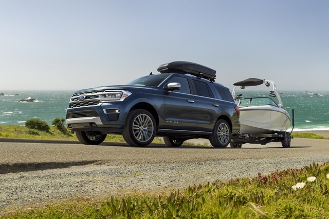 Una SUV Ford Expedition 2023 remolcando una embarcación