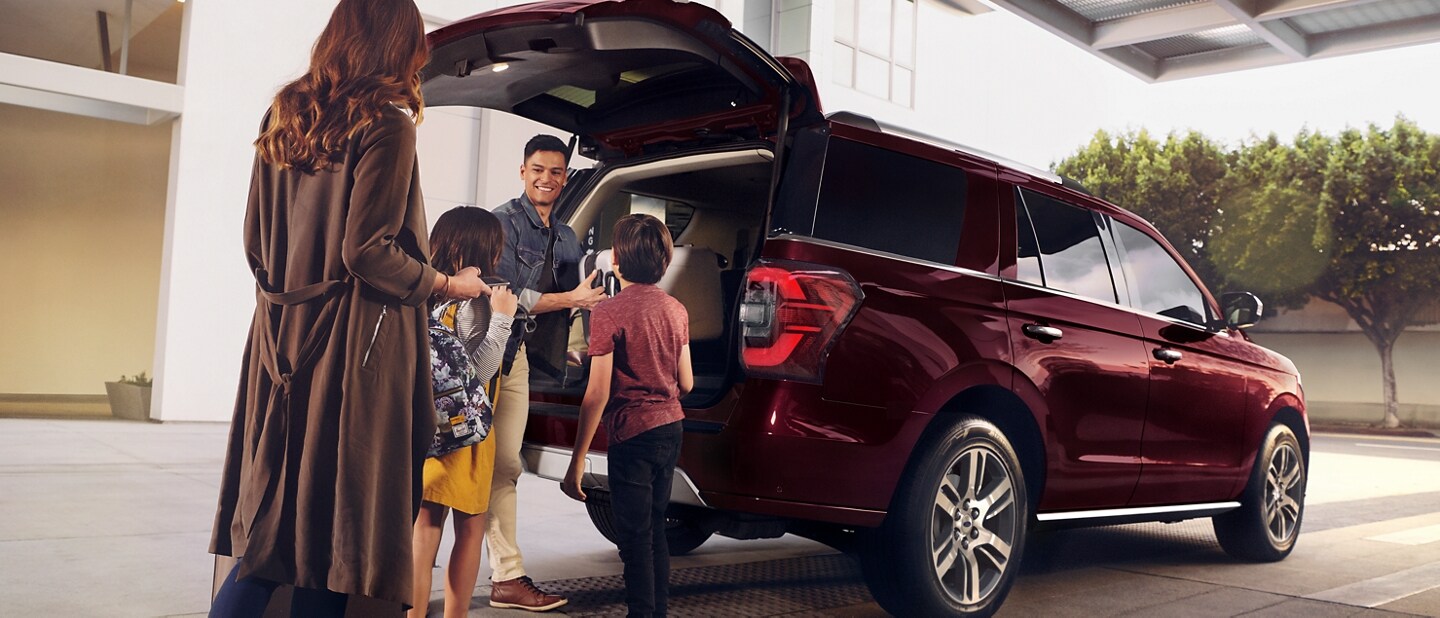 A family standing at the rear of a 2023 Ford Expedition SUV