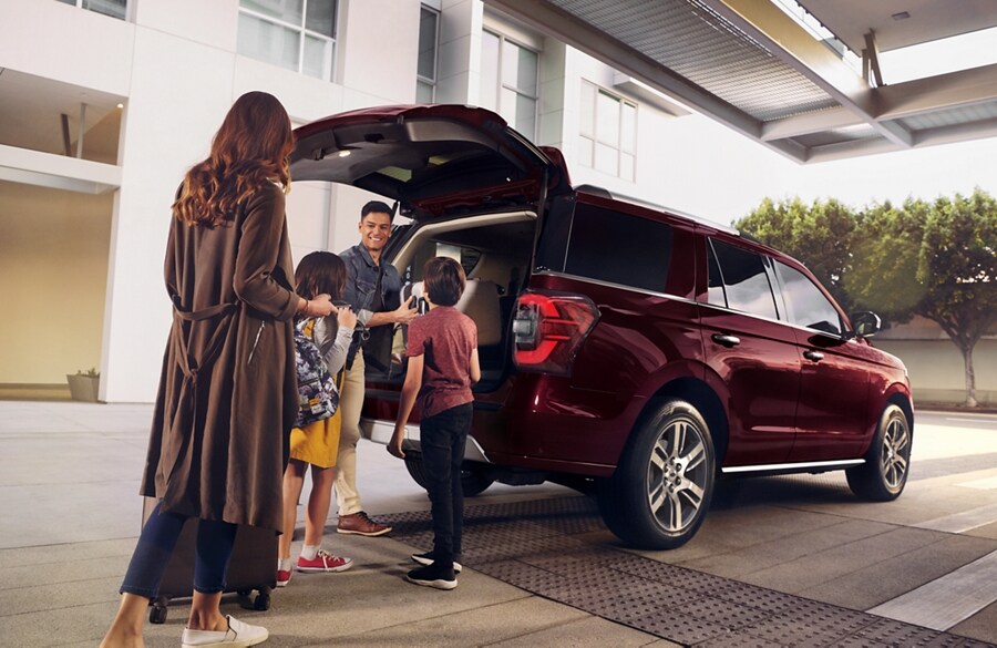 A family loads up the back of a 2024 Ford Expedition®