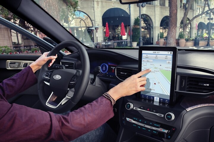 Una SUV Ford Explorer® SUV 2023 mientras el conductor usa la pantalla táctil LED de 10.1 pulgadas