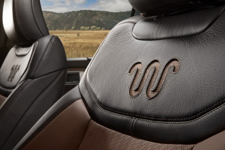 Asientos delanteros del modelo Ford Explorer® King Ranch® 2023