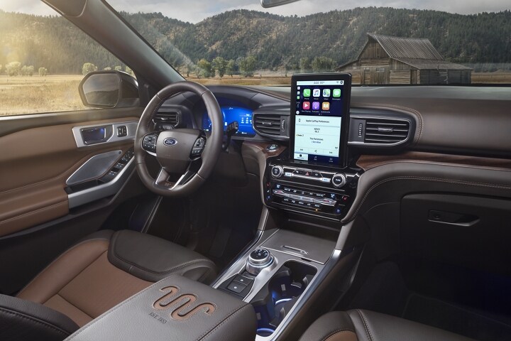 Asientos del conductor y pasajero y tablero con pantalla táctil en la consola central de un modelo Ford Explorer® King Ranch® 2023